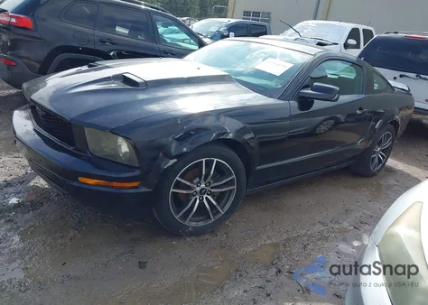 2005 Ford Mustang V6 Deluxe/V6 Premium z USA, uszkodzony, nr VIN 1ZVFT80N755128416